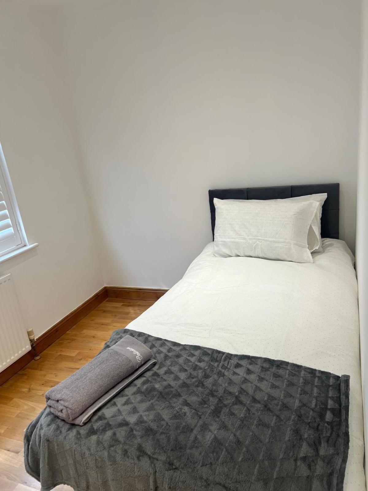 Good Priced Single Rooms In Northolt Екстер'єр фото