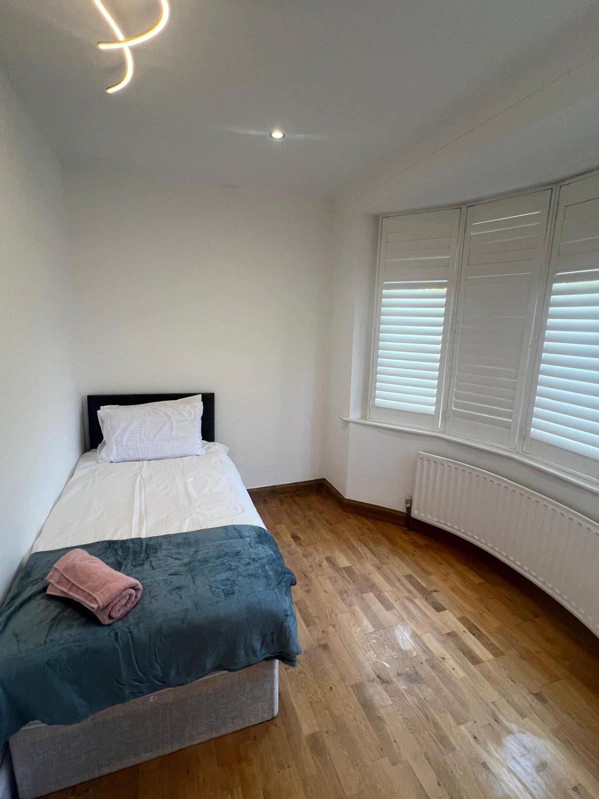 Good Priced Single Rooms In Northolt Екстер'єр фото