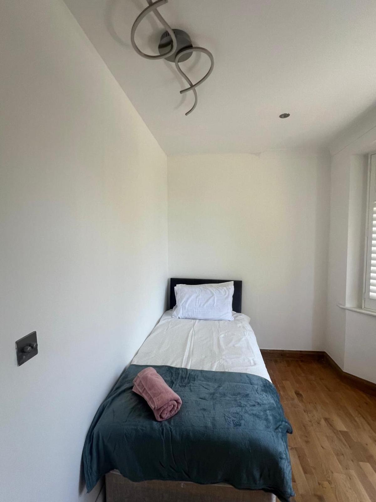 Good Priced Single Rooms In Northolt Екстер'єр фото